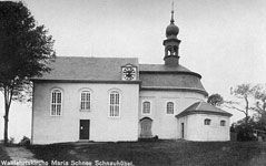 Zeitgenössische Fotografie der Wallfahrtskirche Mariä-Schnee (Zustand vor dem Jahre 1932) [Übernommen aus: Born, Wenzel: Die Pfarr- und Wallfahrtskirche 'Maria Schnee' in Schnauhübel. Schnauhübel, 1932.]
